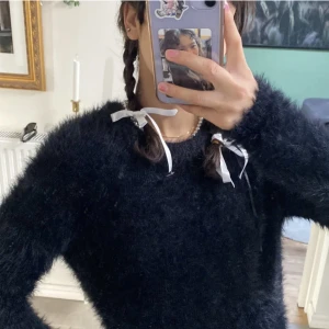 lurvig svart tröja - suuuper mysig svart lurvig tröja som är perfekt nu till vintern! inte använd många gånger och är i bra skick. säljes pga att den tyvärr inte kmr till användning!