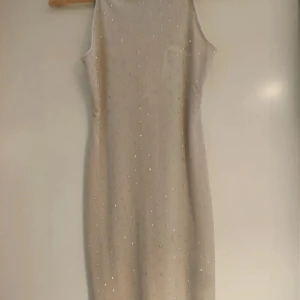 H&M klänning  - Jätte fin Hm klänning i Strl S. I nyskick endast testad. Säljer då den inte kom till användning. Frågor får gärna ställas ❤️❤️