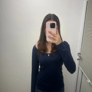 Långärmad tröja Uniqlo  - Säljer denna långärmade tröjan från Uniqlo då den tyvärr inte länge kommer till användning.🩷