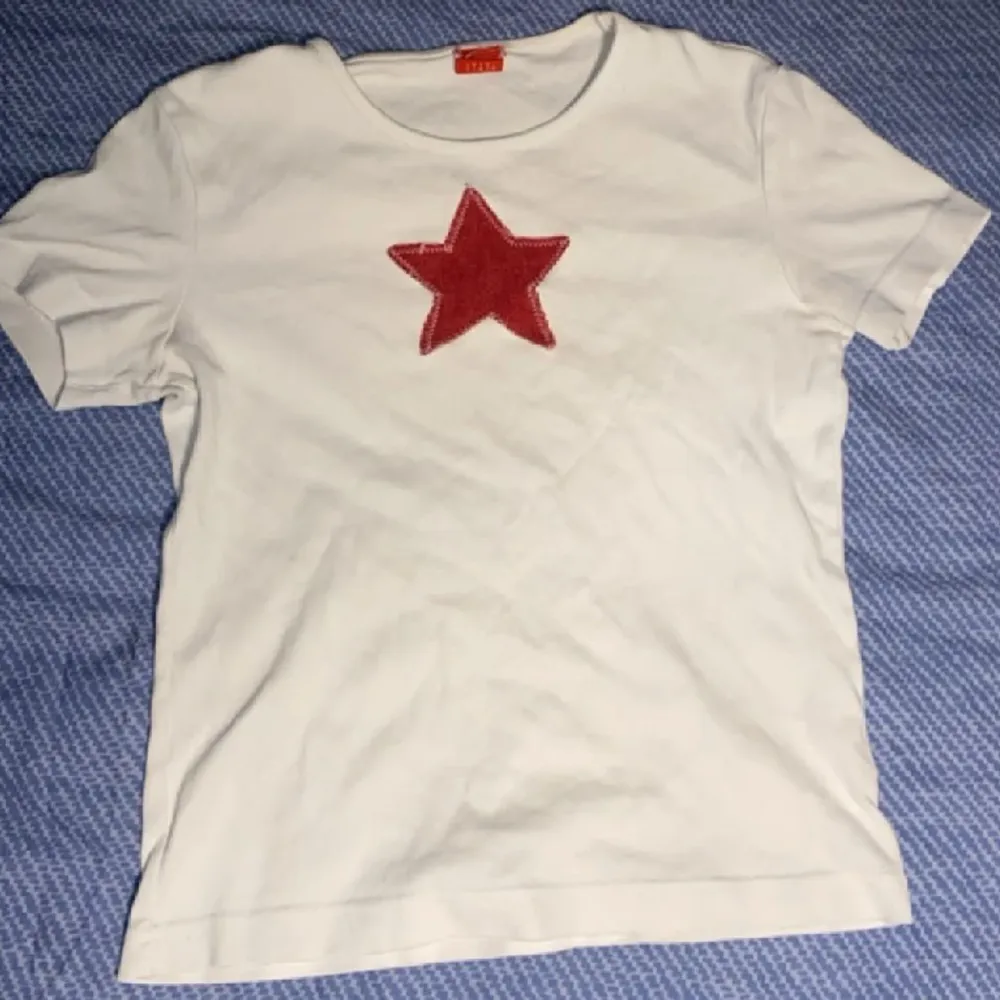 Super söt stjärn T-shirt!!❤️ Har sytt på stjärnan själv ❤️. T-shirts.