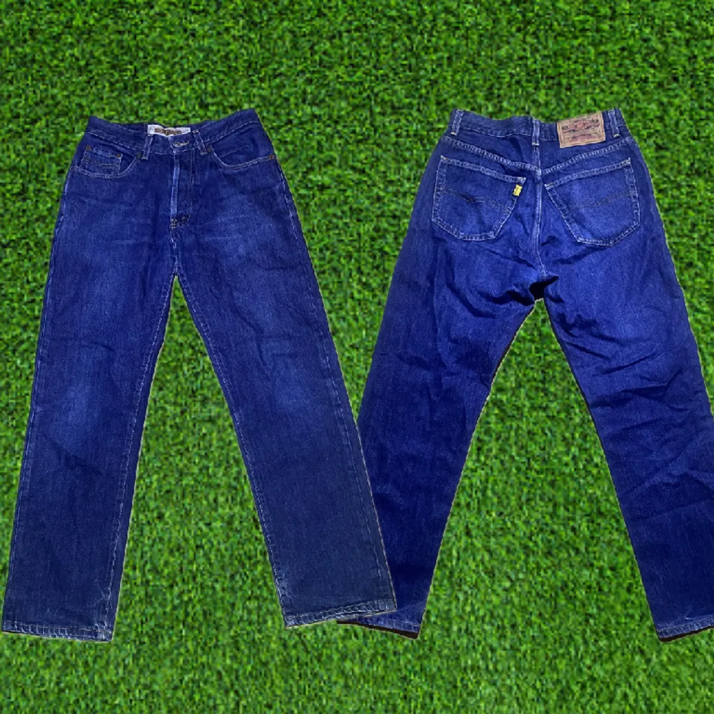 Mörkblå jeans i storlek W:31 L:30 100% Bomull. Made in Italy  Skick: 8/10 knappt använda!. Jeans & Byxor.