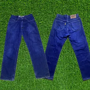 Mörkblå jeans i storlek W:31 L:30 100% Bomull. Made in Italy  Skick: 8/10 knappt använda!