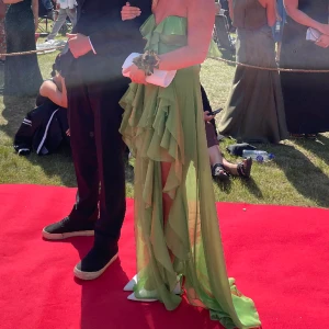 Balklänning  - Intressekoll ifall någon vill köpa min balklänning. Köpt utomlands därav vet jag inte märket på de. Jag har storlek M i tröjor och är 169 cm lång. Skriv för fler bilder☺️