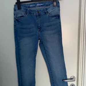 Jeans - Blåa jeans, vet ej märket, aldrig använda och väldigt fint skick.