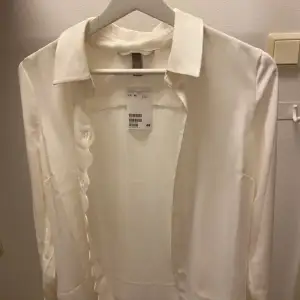 Ny vit HM skjorta med prislapp. Originalpriset 250kr