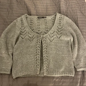 Trekvarts kofta - Supersöt kofta. Aldrig använd😊 Storleken är M men passar mig som har S.