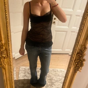 Festtopp med spets - Galet snygg topp i korsettstil med snygg spets och kupor i sammet🪩🖤Perfekt festtopp!💕Passar xs/s, kuporna funkar för mindre byst (A/B kupa). Skriv vid funderingar och kolla in mina andra annonser❤️