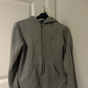 POLO zip - Använd 2,3 gånger men kan inte ha den längre.liten i storleken men den är till 15-16 år 