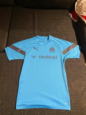 Marseille tröja - Jättebra tröja, använt rätt så mycket i somras, äkta. PRIS IAN DUSKUTERAS