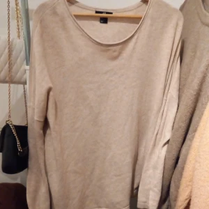 Stickad tröja - Beige stickad tröja jätte fin o jätte skön🤎