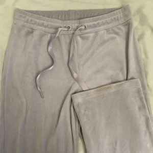 Gina tricot mjukisbyxor - Köpte förra året, de är lite smutsiga ner till. De kan försvinna i tätten🥰