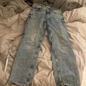 Säljer dessa jättefina jeans då de tyvärr inte kommer till användning längre och är försmå! Low waist, straight leg, storlek 36 midjemått rakt över: 40,5cm innerbenslängd: 79cm! Passar verkligen till allt!❤️❤️