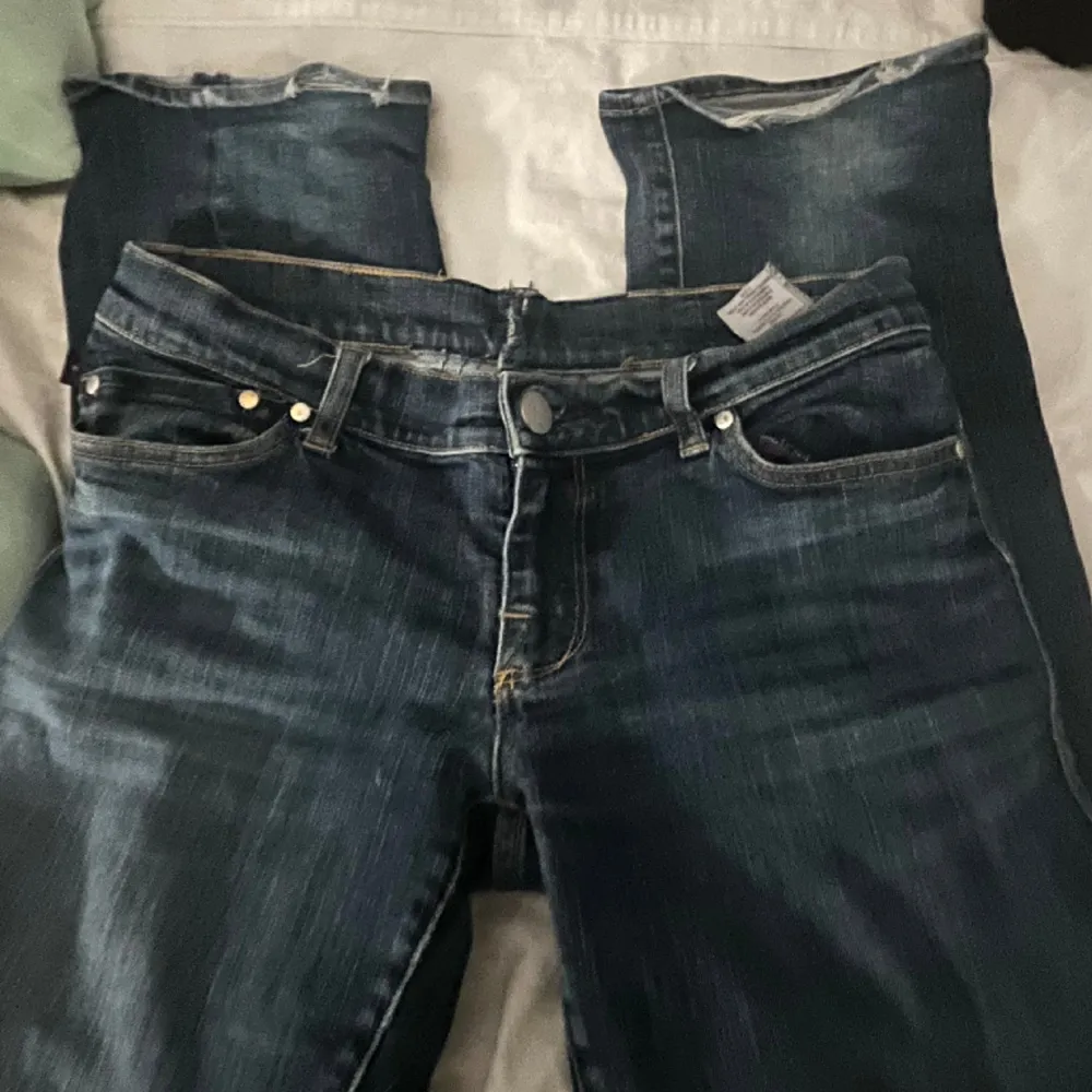 lågmidjade bootcut victoria Beckham byxor med stjärnor på! Lite skadade som du kan se men annars bra! Skönt material. är i storlek 28, jag som brukar ha storlek 36/s passar dom perfekt på. Säljs på grund av att jag behöver pengar Om du undrar, fråga! . Jeans & Byxor.