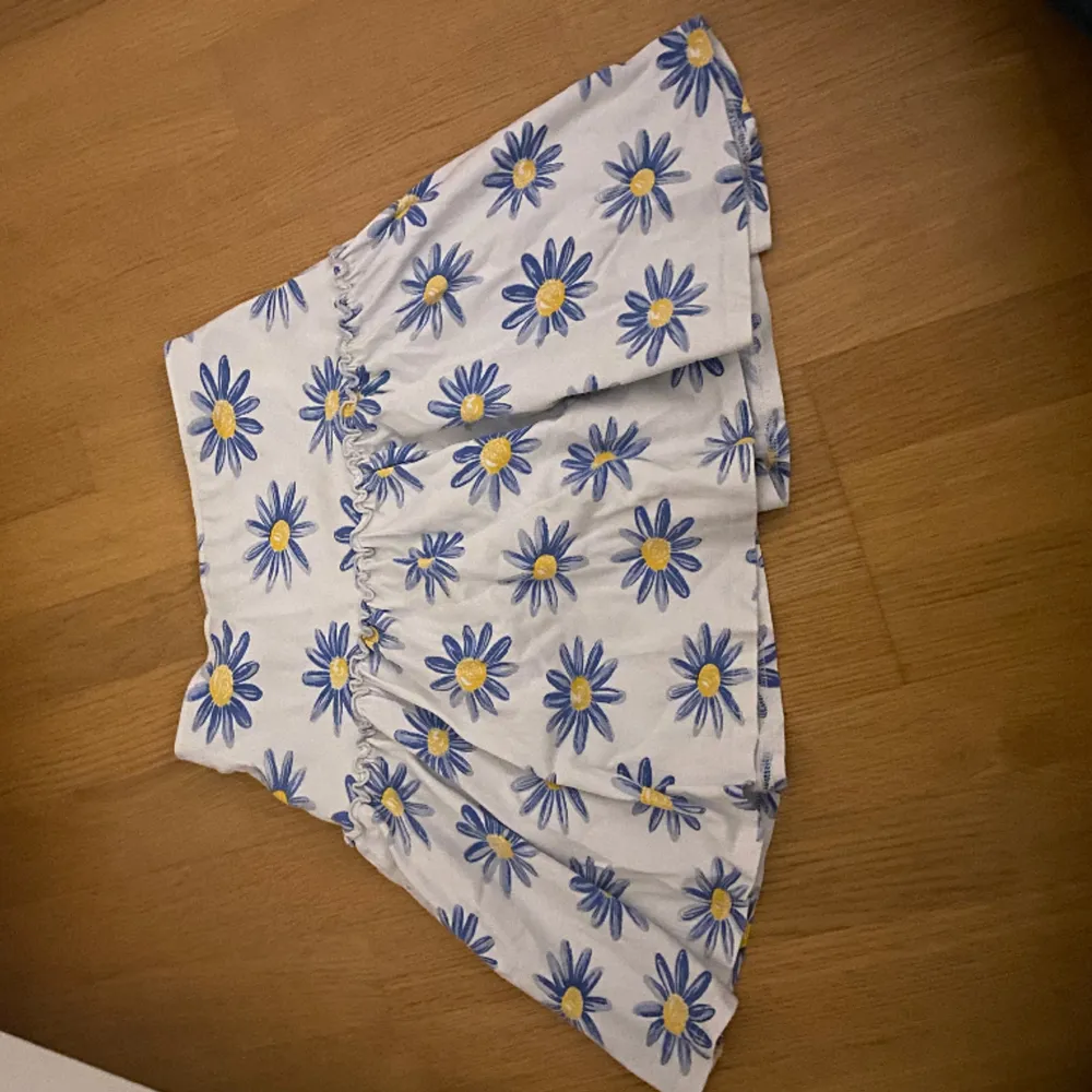 Superfin kjol, blommar i Sveriges färger och helt underbar!🥰🥰🙌. Kjolar.