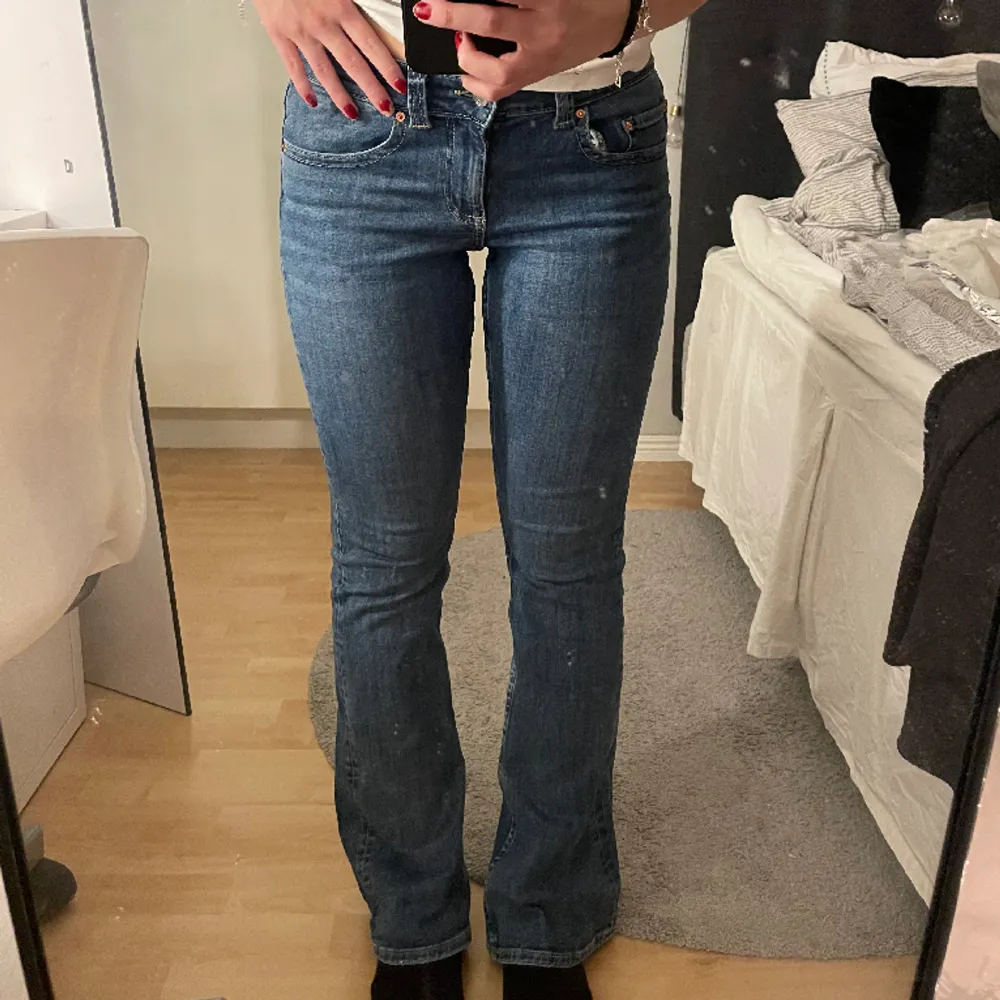 Lågmidjade mörkblåa jeans med unika bakfickor. Väldigt sköna och stretchiga! Köpt på Gina Tricot och knappt använda🙌🏼. Jeans & Byxor.