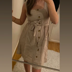 Klänning  - Jätte fin klänning , aldrig använd! 