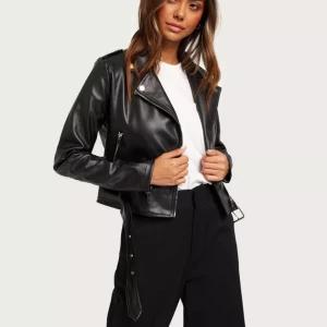 Nelly skinnjacka - Säljer även min skinnjacka då den har blivit för liten. Använd vit va 2 tillfällen annars helt ny. Strl 38 men är mer än 36, Köparen står för frakten 100kr+frakt