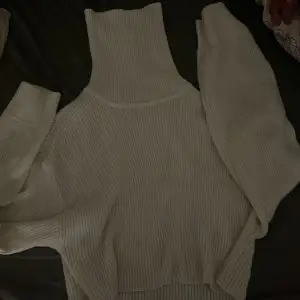 Croppad vit/kräm vit stickad tröja från HM
