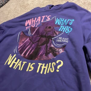 Nightmare before Christmas hoodie - En ‘Nightmare before Christmas’ hoodie. En gammal tröja men är fortfarande i väldigt bra skick för att jag inte har använt den.💕