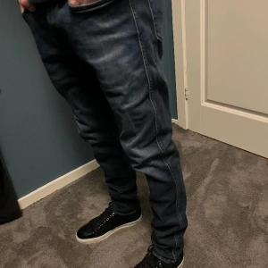 Replay anbass - Säljer ett par replay anbass i bra skick jeansen har inga skador eller defekter och är i skick 9/10. Nypris ca 1700. Vid minsta lilla fråga eller fundering är det bara att höra av sig!