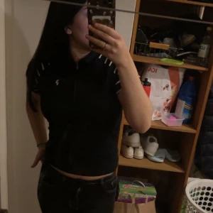 peak performance tröja  - Super snygg peak tröja knappt använd bara 2 gånger!! Passar superbra med en sportig outfit tex som en tenniskjol. Storlek L men skulle säga mer M. 