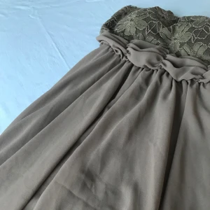 Klänning - Jätte fin klänning som är väldigt elegant. Det finns ingen etikett men den är köpt i Italien och skulle säga storlek S. Säg till om ni vill ha fler bilder eller ny pris 😊