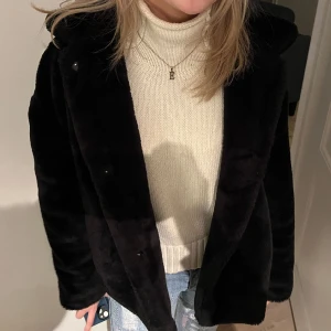 Päls jacka  - Säljer nu denna snygga päls jacka som inte kommer till användning 