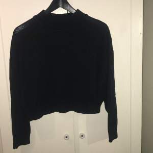 Svart stickad croptop från H&M i storlek M