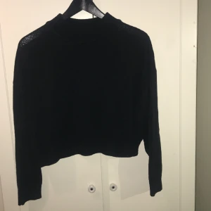 Svart crop top - Svart stickad croptop från H&M i storlek M