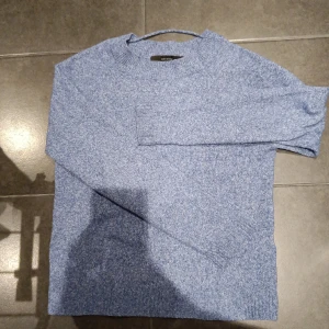 Stickad tröja  - Lite använd men inga defekter💞 