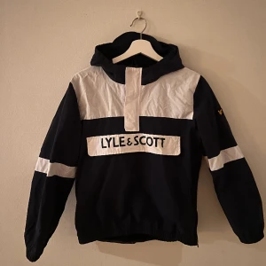 Vindjacka - Supersnygg vindjacka från lyle&scott🤩 barnstorlek 14/15 år men skulle säga att den passar en xs 