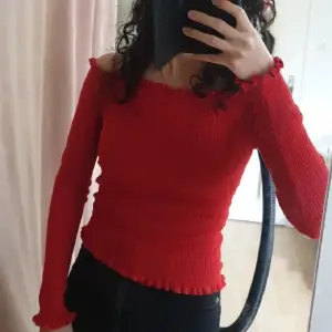 Röd fin  ouff shoulder tröja, pris 30kr, storlek S