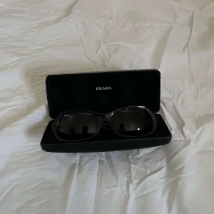 Solglasögon  - Solglasögon från Prada. Nyskick!