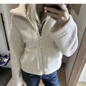 Hm Teddy jacka  - Hej, säljer denna skit snygga Teddy jacka från hm. Den är slutsåld. Knappt använd 