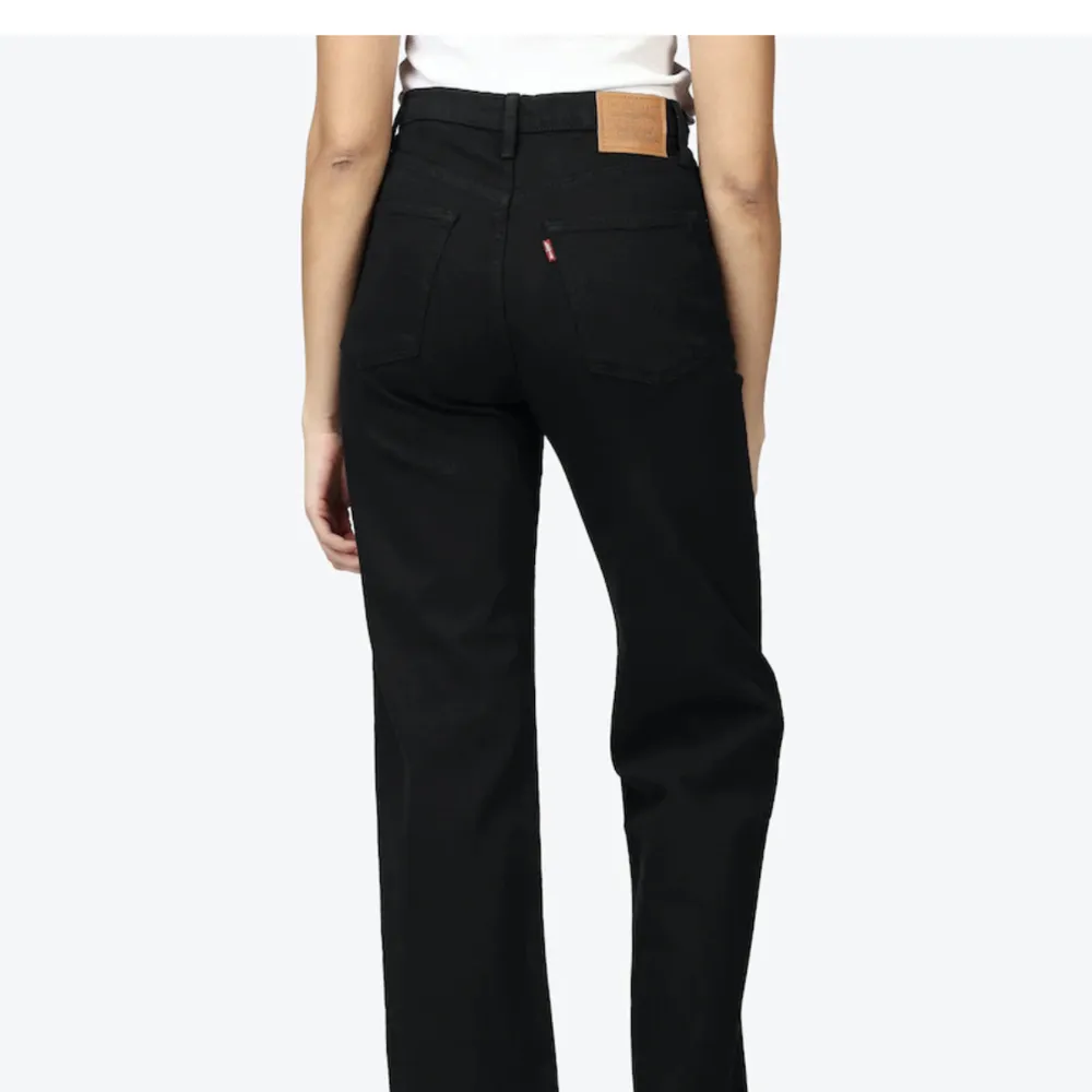 Svarta jeans med extra hög midja.  Levis ribcage.  Storlek 16W motsvarar 46/48 . Jeans & Byxor.