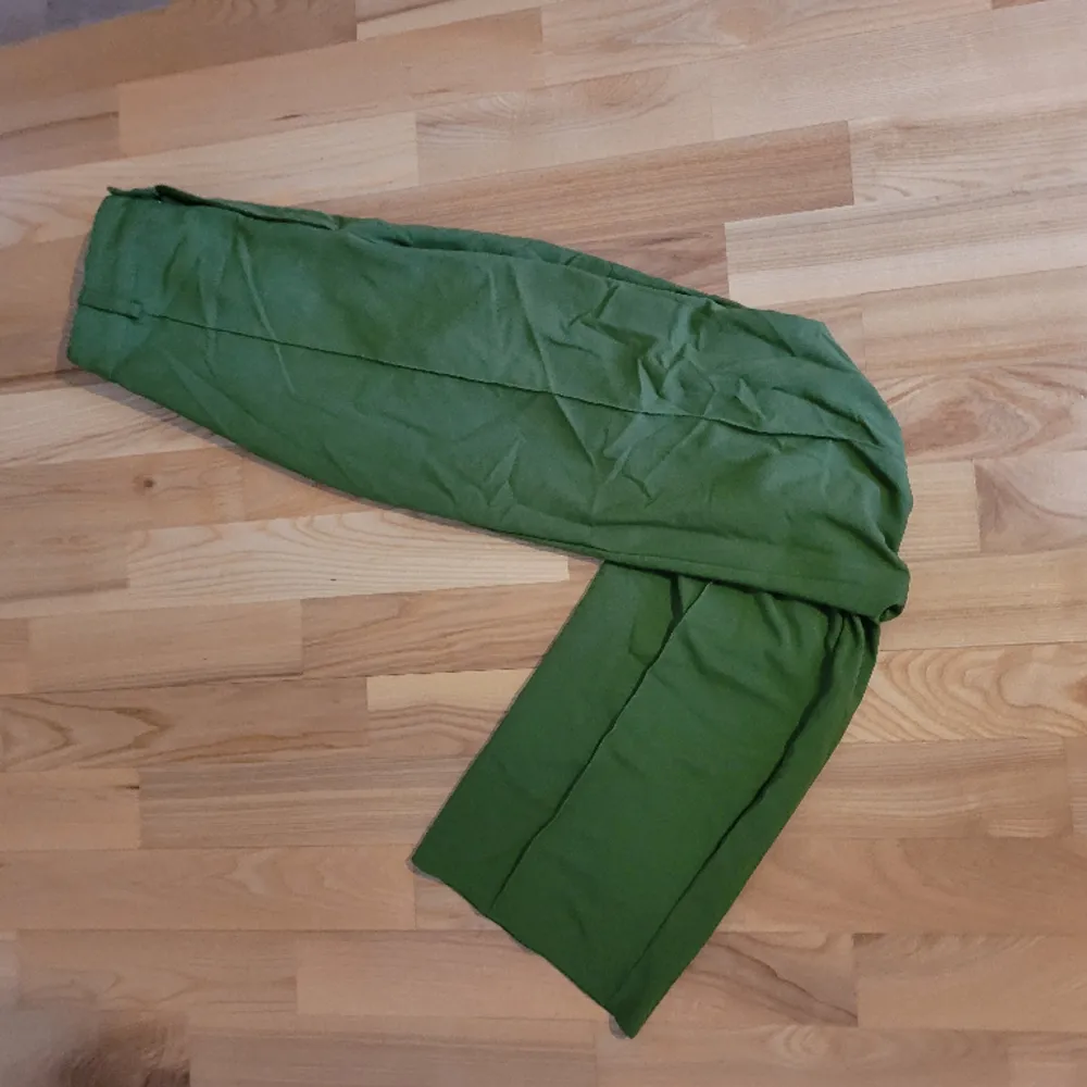 Gröna kostym byxor från pull&bear, tunna men väldigt sköna och rörliga! Ordinarie pris 329kr Köpare står för frakt💗. Jeans & Byxor.