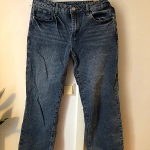 Blåa jeans  - Jättefina jeans passar bra på
