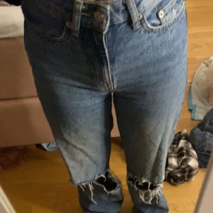Jeans med hål - Säljer jeans från laget 157 