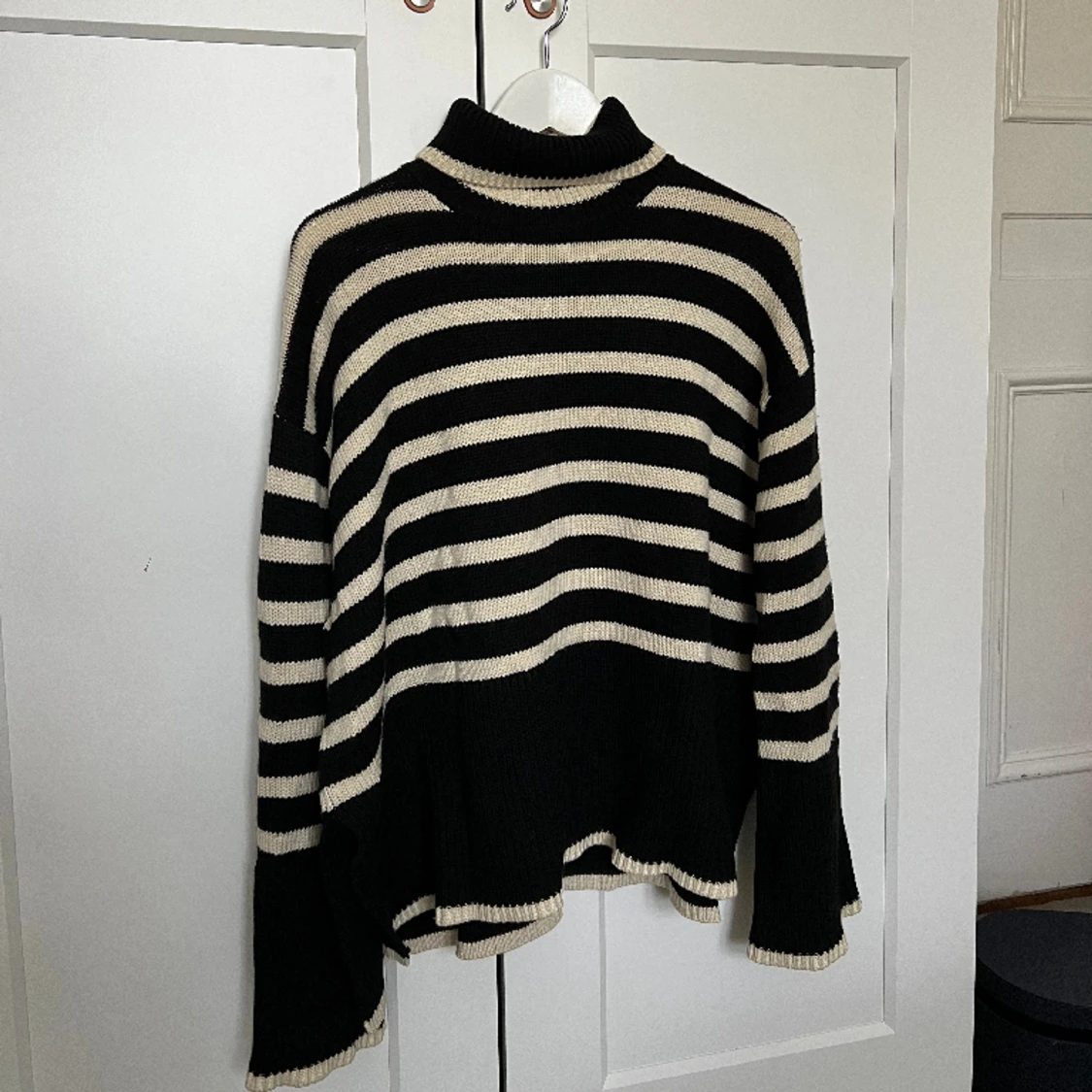 TOTEME - Signature Stripe Turtleneck Black - 91