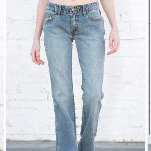 Lowrise jeans från brandy melville, oanvända med lapp kvar.   Mått: 8