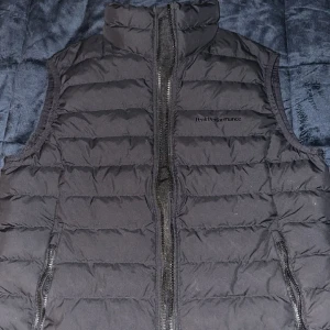 Peak Performance Väst Svart - Säljer min PeakPerformance väst då den inte kommer till användning längre. Den är i superbra skick och sitter jättebra.