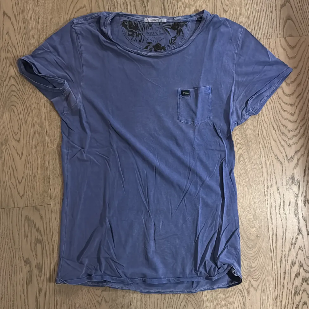 Klarblå, bröstficka. T-shirts.