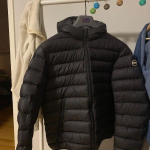 Colmar hooded down jacket - Köpte herr modell när jag skulle ha dam. Jackan är i nyskick. Herr storlek 48 dvs S. Kan mötas upp i Stockholms område annars postar utanför Stockholm.