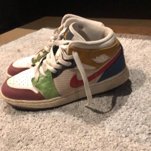 Jordan 1  - Ett par Jordan 1 har typ aldrig använt dom köpte dom föra året och it har används så jag tyker det är betre att jag säljer dom