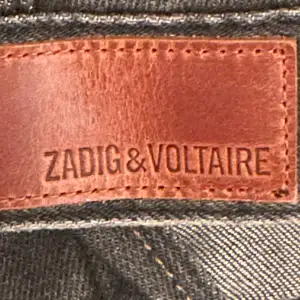 Säljer denna supercoola mörkgrå/svarta jeansjackan från Zadig med snyggt tryck på ryggen. Bra skick och sparsamt använd. Nypris är 5286. Pris kan diskuteras💞💞Kan skicka fler bilder💞💞Hör av dig vid frågor eller intessse