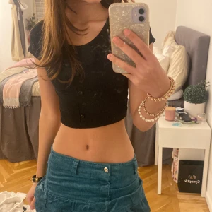 Crop top  - Jätte gullig svart button upp (Går ej att knäppa upp)