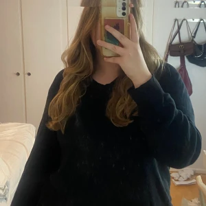 Calvin klein långärmad tröja  - Jättefin calvin klein tröja storlek L, köpt begangnad för ca 400kr och har ett litet hål i armhålan men som inte syns alls och kan lagas enkelt. Jättefin tröja men har tyvärr inte mer plats, endast testad två gånger av mig