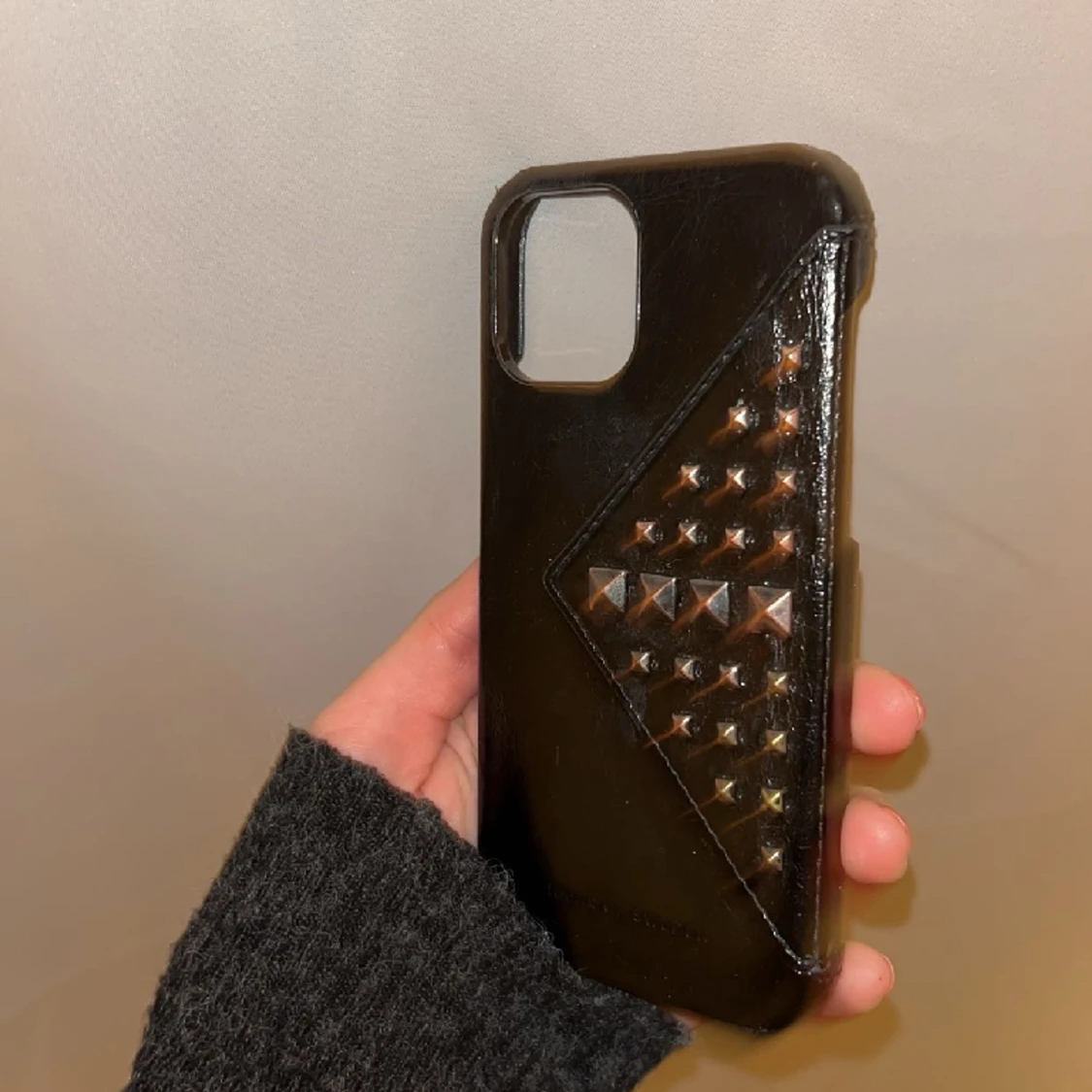 Mobilskal med nitar och korthållare till iPhone 12 - ideal of Sweden  - 90