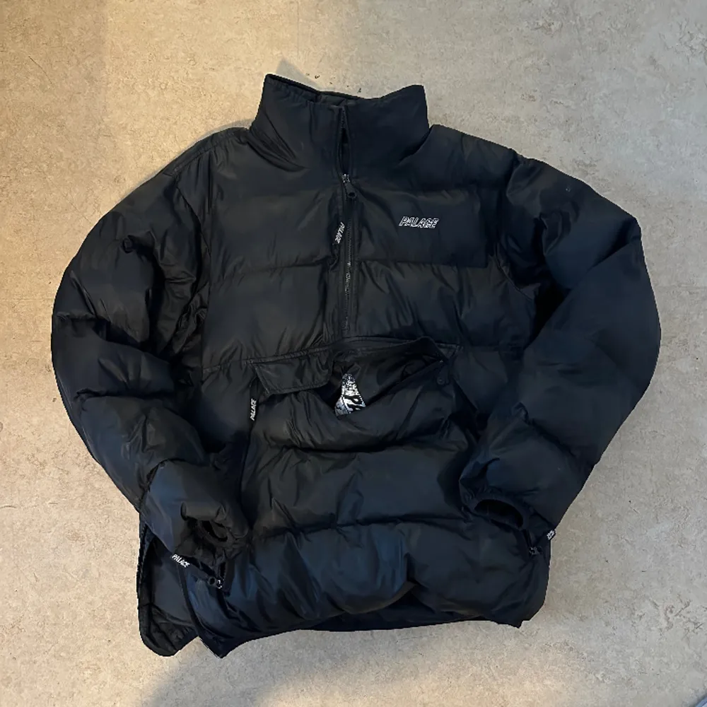 Black Palace puffer Jacket Been my favourite jacket for a long time but time to let go.  The jacket is in good condition and is a size M It has a side zip that adds extra flair to the jacket Price is negotiable but be reasonable  Feel free to ask question. Jackor.