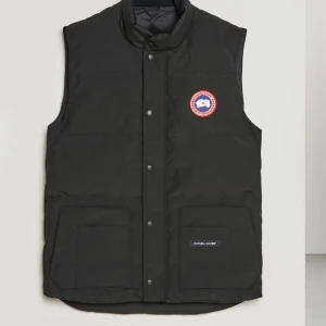 Canda goose väst - Hej! Säljer min canda goose väst helt ny oanvänd finns prislapp på och finns skankod också, priset går att diskutera vid snabb affär 